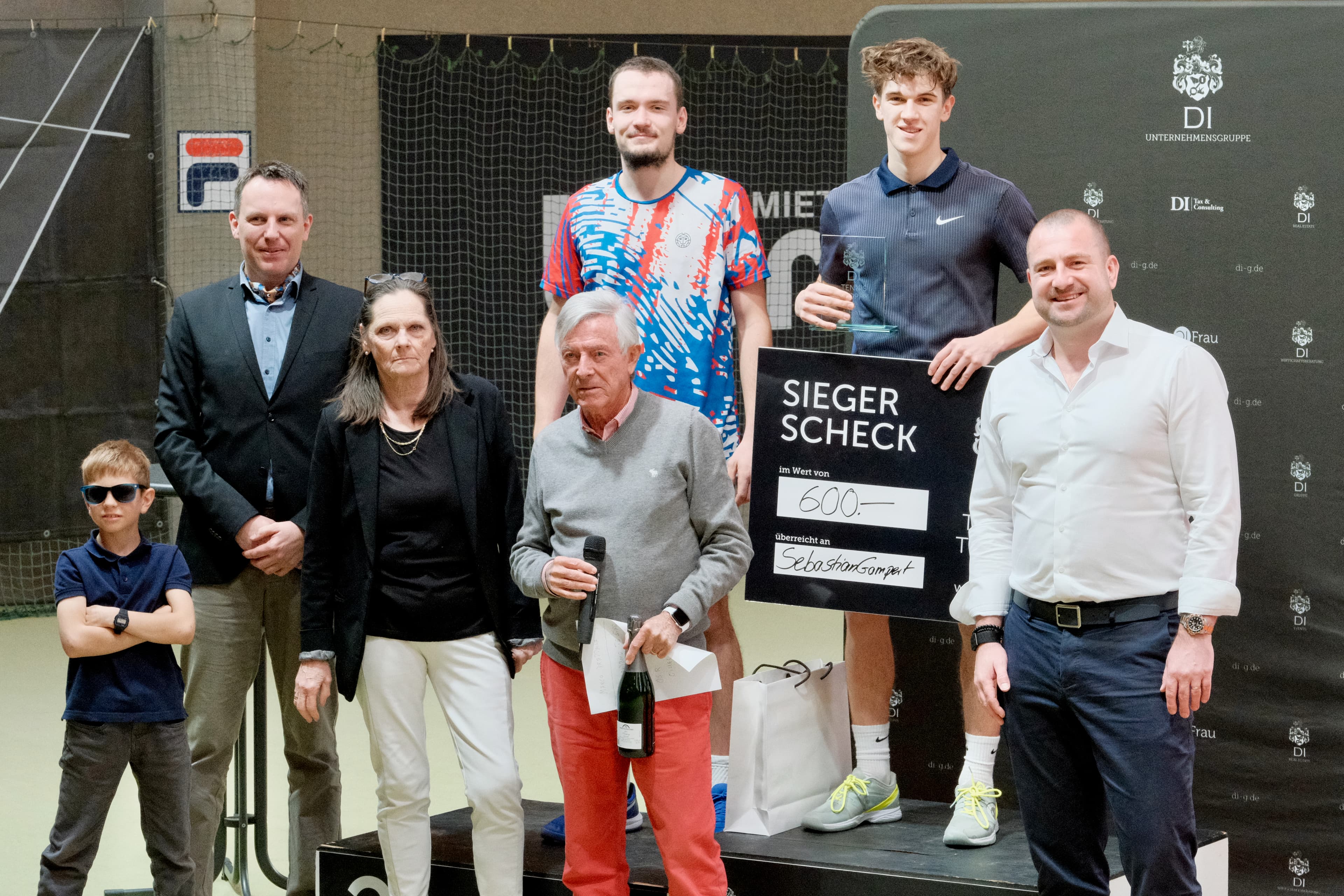 V.l.n.r.: Gabriel Siebers, Thomas Siebers, Gisela Stecher, Peter Hagedorn, Jan Smrcka, Sebastian Gampert, Marco Drapalla